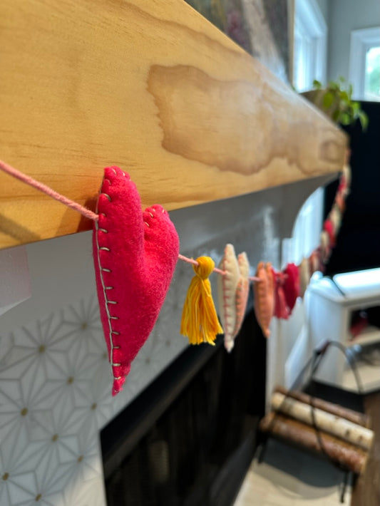 How to make a DIY felt heart garland for Valentine's Day- FREE TUTORIAL
